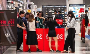 Black Friday Shopping Craze: Crowds Flock to Malls for Luxury Deals - image 9