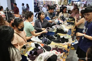 Black Friday Shopping Craze: Crowds Flock to Malls for Luxury Deals - image 6
