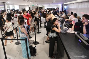 Black Friday Shopping Craze: Crowds Flock to Malls for Luxury Deals - image 1