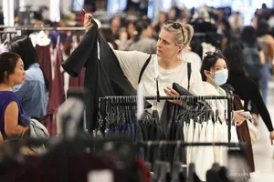 Black Friday Shopping Craze: Crowds Flock to Malls for Luxury Deals - image 3