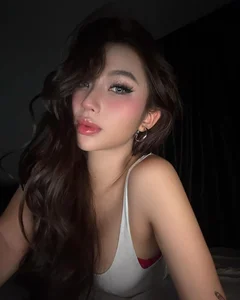 TikToker Quynh Nhu Goes Viral with Charismatic Selfie Series - image 2
