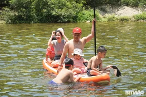 Escaping the Heat: Thousands Flock to Vietnam's Cool Forest Retreats - image 8
