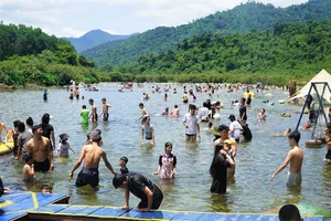 Escaping the Heat: Thousands Flock to Vietnam's Cool Forest Retreats - image 4