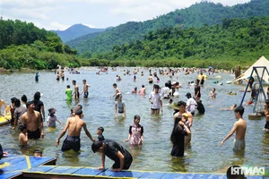Escaping the Heat: Thousands Flock to Vietnam's Cool Forest Retreats - image 2