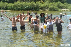 Escaping the Heat: Thousands Flock to Vietnam's Cool Forest Retreats - image 0