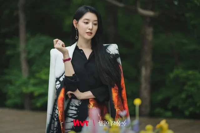 Kim Ji-won: The Queen of Tears Star’s $5 Million Fortune and Relatable Lifestyle