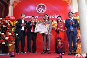 Vietnamese Teacher Sets National Record with Extraordinary Collection - image 10