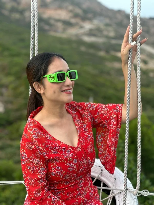 Vietnamese Celebrity Fashion: Huyen Lizzie and Minh Hang Showcase Stunning Styles