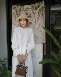 Vietnamese Celebrity Fashion: Huyen Lizzie and Minh Hang Showcase Stunning Styles - image 4