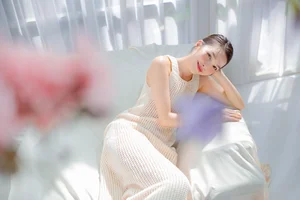 Vietnamese Singer Hien Thuc Amazes Fans with Ageless Beauty - image 1