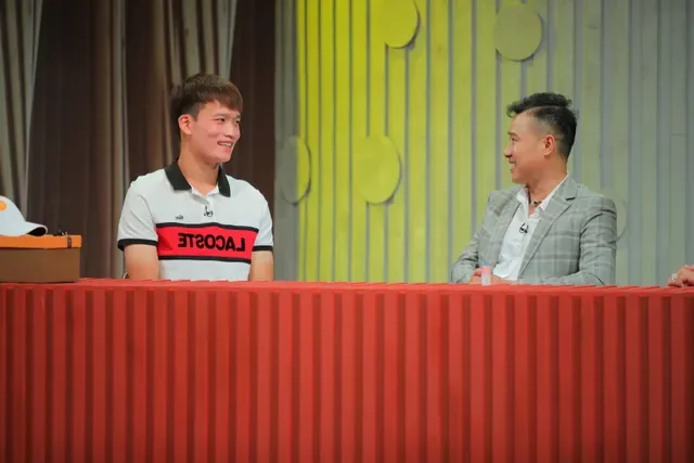 Football Legend Nguyen Hong Son Learns Dance Moves from His Daughter