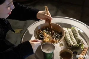 Discover a Unique Vegetarian Restaurant Blending Artistic Exhibition Spaces with a Modern Self-Service Dining Experience - image 11