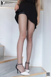 Captivating Long Legs and Flowing Hair: IESS Photography Collection Featuring Model Xiaxia - image 5