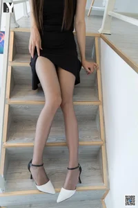 Captivating Long Legs and Flowing Hair: IESS Photography Collection Featuring Model Xiaxia - image 4