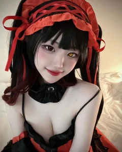 Famous Cosplayer with 1.4 Million Fans Reveals Surprising Bare Face - image 8