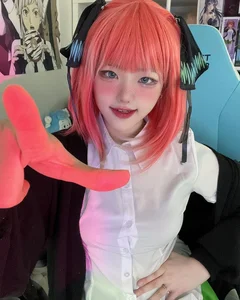 Famous Cosplayer with 1.4 Million Fans Reveals Surprising Bare Face - image 6
