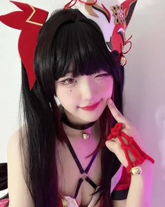 Famous Cosplayer with 1.4 Million Fans Reveals Surprising Bare Face - image 2