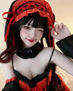 Famous Cosplayer with 1.4 Million Fans Reveals Surprising Bare Face - image 1
