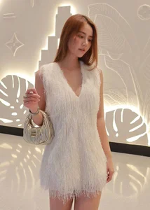 Huyen Lizzie Showcases Bold Style and Fitness at Age 35 - image 9