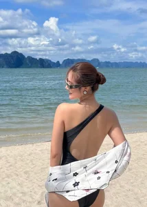 Huyen Lizzie Showcases Bold Style and Fitness at Age 35 - image 0