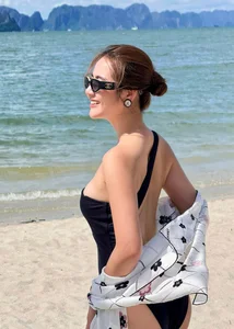 Huyen Lizzie Showcases Bold Style and Fitness at Age 35 - image 2
