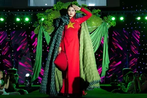 HUTECH Students Impress with Debut Fashion Show Honoring Vietnamese Costumes - image 2