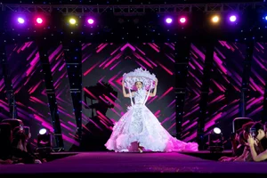 HUTECH Students Impress with Debut Fashion Show Honoring Vietnamese Costumes - image 7