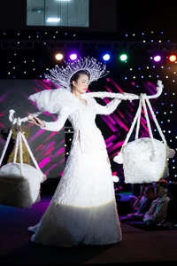 HUTECH Students Impress with Debut Fashion Show Honoring Vietnamese Costumes - image 14