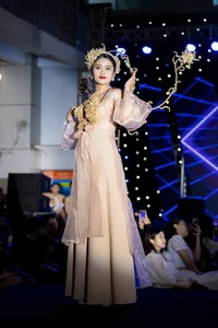 HUTECH Students Impress with Debut Fashion Show Honoring Vietnamese Costumes - image 18