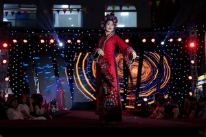 HUTECH Students Impress with Debut Fashion Show Honoring Vietnamese Costumes - image 3
