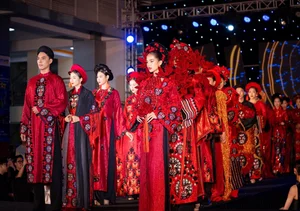 HUTECH Students Impress with Debut Fashion Show Honoring Vietnamese Costumes - image 0