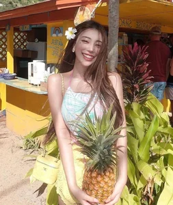 Angelababy Lookalike Captivates Fans with Bold and Glamorous Fashion Style - image 6