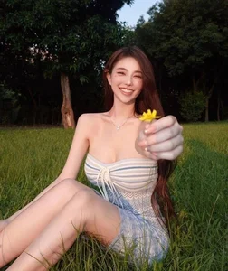 Angelababy Lookalike Captivates Fans with Bold and Glamorous Fashion Style - image 5