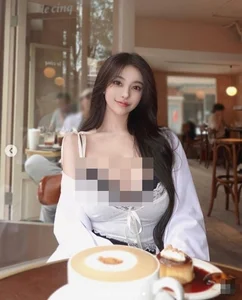 Angelababy Lookalike Captivates Fans with Bold and Glamorous Fashion Style - image 2