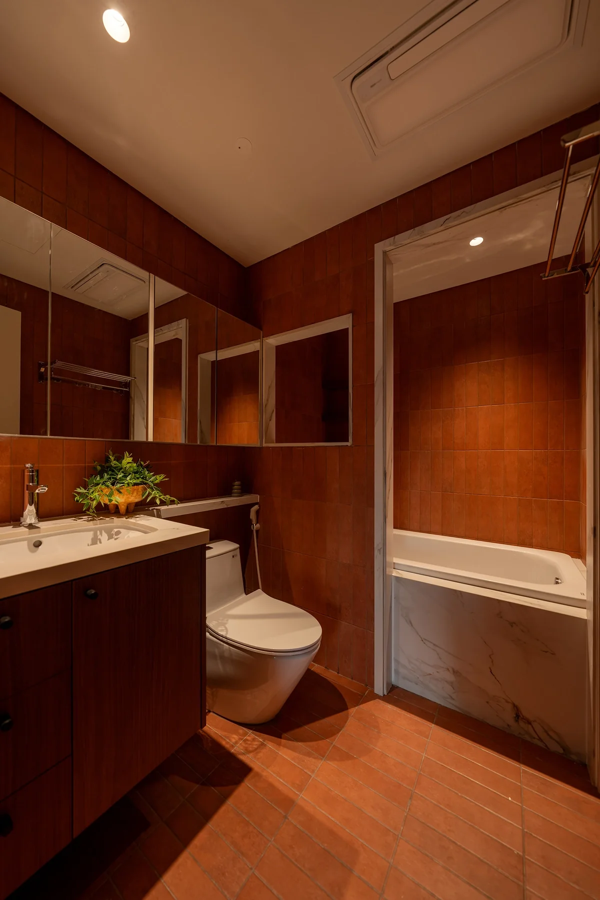 Elegant 109 sqm Apartment Blending Classic Charm and Modern Design