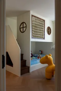 Elegant 109 sqm Apartment Blending Classic Charm and Modern Design - image 8