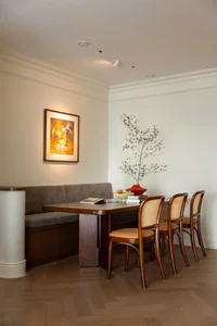 Elegant 109 sqm Apartment Blending Classic Charm and Modern Design - image 4