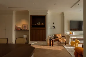 Elegant 109 sqm Apartment Blending Classic Charm and Modern Design - image 2
