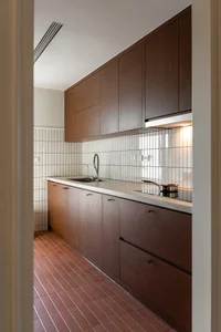 Elegant 109 sqm Apartment Blending Classic Charm and Modern Design - image 9