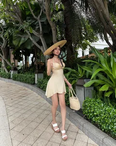 Viral Hip-Swaying Goddess Stuns in Delicate Silk Dress - image 6