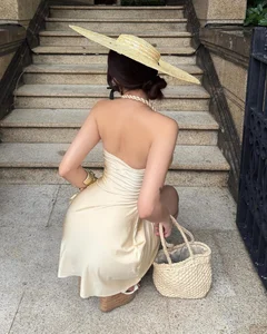Viral Hip-Swaying Goddess Stuns in Delicate Silk Dress - image 1