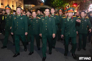 General Phan Van Giang Greets Citizens at Hoan Kiem Pedestrian Street - image 2