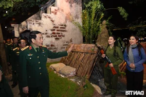 General Phan Van Giang Greets Citizens at Hoan Kiem Pedestrian Street - image 9