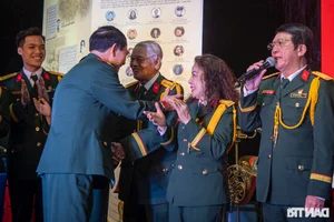 General Phan Van Giang Greets Citizens at Hoan Kiem Pedestrian Street - image 10