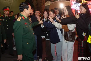 General Phan Van Giang Greets Citizens at Hoan Kiem Pedestrian Street - image 8
