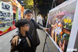 General Phan Van Giang Greets Citizens at Hoan Kiem Pedestrian Street - image 0
