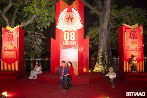 General Phan Van Giang Greets Citizens at Hoan Kiem Pedestrian Street - image 5