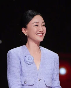 The Elegant and Timeless Fashion Style of Actress Zhou Xun - image 2