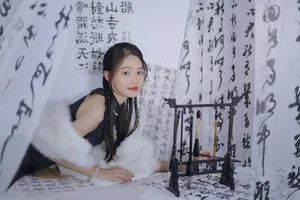 Song Yuxin's Stunning Photoshoot in Shanghai: Capturing Elegance and Modern Style - image 8