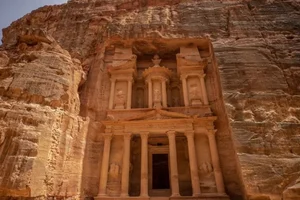 Archaeological Breakthrough: 2,000-Year-Old Tomb Reveals Artifact Resembling the 'Holy Grail' - image 2